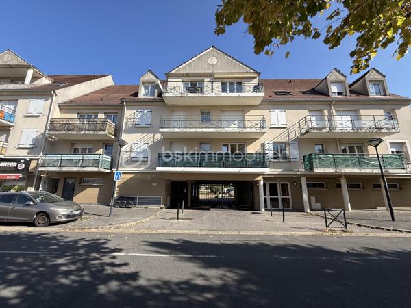 Situé dans la ville de Lieusaint, au sein d'une copropriété fermée, sécurisée et très calme, proche de toutes commodités (transports, écoles, commerces...)

Venez découvrir ce charmant appartement de type F3 mesurant 61m2 situé au 1er étage sur 3, il se compose d'une entrée desservant un salon de 19m2 avec cuisine ouverte de 6m2 donnant sur un grand balcon de 8m2.
Un couloir vous guidera vers deux chambres de 9,5m2 et 10m2, une salle de bains et un WC séparé.

Deux places de parking viennent compléter le bien, une au sous-sol et une à l'extérieur.

Charges de copropriétés : 150€/mois (entretient des parties communes et eau froide)
Taxe foncière : 1100€

Bonus :
- Double vitrage PVC
- Fibre
- Carré Sénart à 5min en voiture
- Centre ville, commerces, boulangerie, restaurants, banques à 5min
- Gare Lieusaint - Moissy Cramayel 15min
- A5 et N104 à 5min 
- Ecoles maternelle, primaire et collège à 5min
- Lycée 15min
- IUT de Sénart 10min
- Golf de Saint Pierre du Perray à 10min en voiture

Disponible 7jrs/7 n'hésitez pas à me contacter pour plus d'informations et organiser une visite.

VIDÉO DISPONIBLE SUR DEMANDE