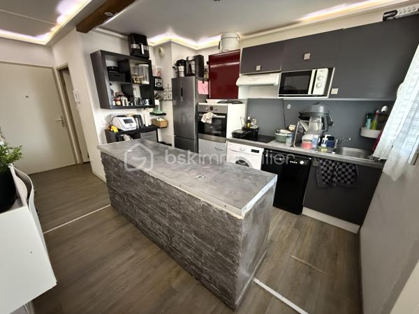 Situé dans la ville de Lieusaint, au sein d'une copropriété fermée, sécurisée et très calme, proche de toutes commodités (transports, écoles, commerces...)

Venez découvrir ce charmant appartement de type F3 mesurant 61m2 situé au 1er étage sur 3, il se compose d'une entrée desservant un salon de 19m2 avec cuisine ouverte de 6m2 donnant sur un grand balcon de 8m2.
Un couloir vous guidera vers deux chambres de 9,5m2 et 10m2, une salle de bains et un WC séparé.

Deux places de parking viennent compléter le bien, une au sous-sol et une à l'extérieur.

Charges de copropriétés : 150€/mois (entretient des parties communes et eau froide)
Taxe foncière : 1100€

Bonus :
- Double vitrage PVC
- Fibre
- Carré Sénart à 5min en voiture
- Centre ville, commerces, boulangerie, restaurants, banques à 5min
- Gare Lieusaint - Moissy Cramayel 15min
- A5 et N104 à 5min 
- Ecoles maternelle, primaire et collège à 5min
- Lycée 15min
- IUT de Sénart 10min
- Golf de Saint Pierre du Perray à 10min en voiture

Disponible 7jrs/7 n'hésitez pas à me contacter pour plus d'informations et organiser une visite.

VIDÉO DISPONIBLE SUR DEMANDE