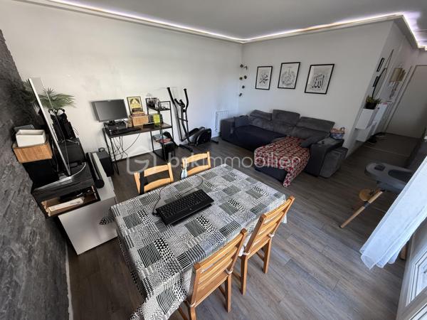 Situé dans la ville de Lieusaint, au sein d'une copropriété fermée, sécurisée et très calme, proche de toutes commodités (transports, écoles, commerces...)

Venez découvrir ce charmant appartement de type F3 mesurant 61m2 situé au 1er étage sur 3, il se compose d'une entrée desservant un salon de 19m2 avec cuisine ouverte de 6m2 donnant sur un grand balcon de 8m2.
Un couloir vous guidera vers deux chambres de 9,5m2 et 10m2, une salle de bains et un WC séparé.

Deux places de parking viennent compléter le bien, une au sous-sol et une à l'extérieur.

Charges de copropriétés : 150€/mois (entretient des parties communes et eau froide)
Taxe foncière : 1100€

Bonus :
- Double vitrage PVC
- Fibre
- Carré Sénart à 5min en voiture
- Centre ville, commerces, boulangerie, restaurants, banques à 5min
- Gare Lieusaint - Moissy Cramayel 15min
- A5 et N104 à 5min 
- Ecoles maternelle, primaire et collège à 5min
- Lycée 15min
- IUT de Sénart 10min
- Golf de Saint Pierre du Perray à 10min en voiture

Disponible 7jrs/7 n'hésitez pas à me contacter pour plus d'informations et organiser une visite.

VIDÉO DISPONIBLE SUR DEMANDE