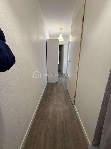 Situé dans la ville de Lieusaint, au sein d'une copropriété fermée, sécurisée et très calme, proche de toutes commodités (transports, écoles, commerces...)

Venez découvrir ce charmant appartement de type F3 mesurant 61m2 situé au 1er étage sur 3, il se compose d'une entrée desservant un salon de 19m2 avec cuisine ouverte de 6m2 donnant sur un grand balcon de 8m2.
Un couloir vous guidera vers deux chambres de 9,5m2 et 10m2, une salle de bains et un WC séparé.

Deux places de parking viennent compléter le bien, une au sous-sol et une à l'extérieur.

Charges de copropriétés : 150€/mois (entretient des parties communes et eau froide)
Taxe foncière : 1100€

Bonus :
- Double vitrage PVC
- Fibre
- Carré Sénart à 5min en voiture
- Centre ville, commerces, boulangerie, restaurants, banques à 5min
- Gare Lieusaint - Moissy Cramayel 15min
- A5 et N104 à 5min 
- Ecoles maternelle, primaire et collège à 5min
- Lycée 15min
- IUT de Sénart 10min
- Golf de Saint Pierre du Perray à 10min en voiture

Disponible 7jrs/7 n'hésitez pas à me contacter pour plus d'informations et organiser une visite.

VIDÉO DISPONIBLE SUR DEMANDE
