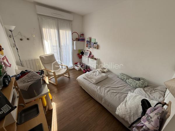Situé dans la ville de Lieusaint, au sein d'une copropriété fermée, sécurisée et très calme, proche de toutes commodités (transports, écoles, commerces...)

Venez découvrir ce charmant appartement de type F3 mesurant 61m2 situé au 1er étage sur 3, il se compose d'une entrée desservant un salon de 19m2 avec cuisine ouverte de 6m2 donnant sur un grand balcon de 8m2.
Un couloir vous guidera vers deux chambres de 9,5m2 et 10m2, une salle de bains et un WC séparé.

Deux places de parking viennent compléter le bien, une au sous-sol et une à l'extérieur.

Charges de copropriétés : 150€/mois (entretient des parties communes et eau froide)
Taxe foncière : 1100€

Bonus :
- Double vitrage PVC
- Fibre
- Carré Sénart à 5min en voiture
- Centre ville, commerces, boulangerie, restaurants, banques à 5min
- Gare Lieusaint - Moissy Cramayel 15min
- A5 et N104 à 5min 
- Ecoles maternelle, primaire et collège à 5min
- Lycée 15min
- IUT de Sénart 10min
- Golf de Saint Pierre du Perray à 10min en voiture

Disponible 7jrs/7 n'hésitez pas à me contacter pour plus d'informations et organiser une visite.

VIDÉO DISPONIBLE SUR DEMANDE