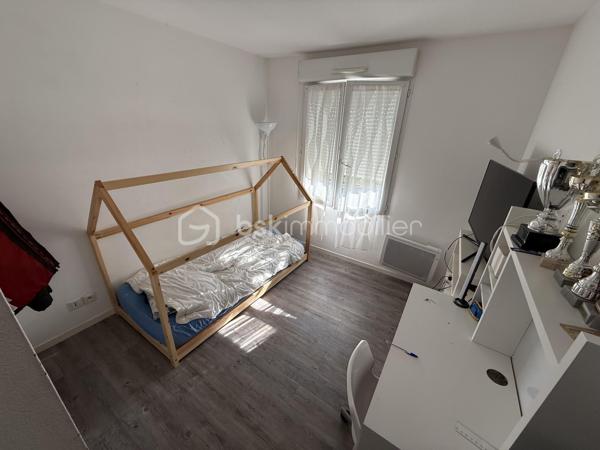 Situé dans la ville de Lieusaint, au sein d'une copropriété fermée, sécurisée et très calme, proche de toutes commodités (transports, écoles, commerces...)

Venez découvrir ce charmant appartement de type F3 mesurant 61m2 situé au 1er étage sur 3, il se compose d'une entrée desservant un salon de 19m2 avec cuisine ouverte de 6m2 donnant sur un grand balcon de 8m2.
Un couloir vous guidera vers deux chambres de 9,5m2 et 10m2, une salle de bains et un WC séparé.

Deux places de parking viennent compléter le bien, une au sous-sol et une à l'extérieur.

Charges de copropriétés : 150€/mois (entretient des parties communes et eau froide)
Taxe foncière : 1100€

Bonus :
- Double vitrage PVC
- Fibre
- Carré Sénart à 5min en voiture
- Centre ville, commerces, boulangerie, restaurants, banques à 5min
- Gare Lieusaint - Moissy Cramayel 15min
- A5 et N104 à 5min 
- Ecoles maternelle, primaire et collège à 5min
- Lycée 15min
- IUT de Sénart 10min
- Golf de Saint Pierre du Perray à 10min en voiture

Disponible 7jrs/7 n'hésitez pas à me contacter pour plus d'informations et organiser une visite.

VIDÉO DISPONIBLE SUR DEMANDE