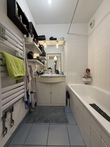 Situé dans la ville de Lieusaint, au sein d'une copropriété fermée, sécurisée et très calme, proche de toutes commodités (transports, écoles, commerces...)

Venez découvrir ce charmant appartement de type F3 mesurant 61m2 situé au 1er étage sur 3, il se compose d'une entrée desservant un salon de 19m2 avec cuisine ouverte de 6m2 donnant sur un grand balcon de 8m2.
Un couloir vous guidera vers deux chambres de 9,5m2 et 10m2, une salle de bains et un WC séparé.

Deux places de parking viennent compléter le bien, une au sous-sol et une à l'extérieur.

Charges de copropriétés : 150€/mois (entretient des parties communes et eau froide)
Taxe foncière : 1100€

Bonus :
- Double vitrage PVC
- Fibre
- Carré Sénart à 5min en voiture
- Centre ville, commerces, boulangerie, restaurants, banques à 5min
- Gare Lieusaint - Moissy Cramayel 15min
- A5 et N104 à 5min 
- Ecoles maternelle, primaire et collège à 5min
- Lycée 15min
- IUT de Sénart 10min
- Golf de Saint Pierre du Perray à 10min en voiture

Disponible 7jrs/7 n'hésitez pas à me contacter pour plus d'informations et organiser une visite.

VIDÉO DISPONIBLE SUR DEMANDE