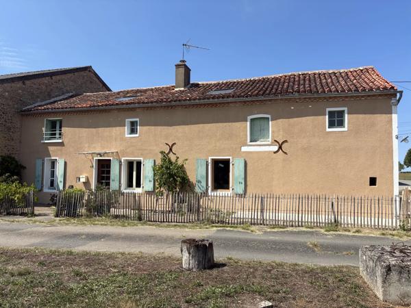 Grande maison de caractère avec dépendances et terrain à Lathus