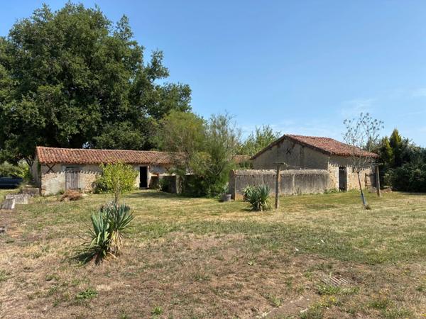 Grande maison de caractère avec dépendances et terrain à Lathus