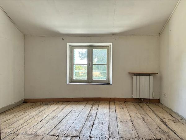 Grande maison de caractère avec dépendances et terrain à Lathus