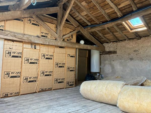 Grande maison de caractère avec dépendances et terrain à Lathus