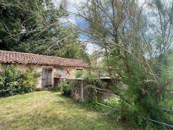 Grande maison de caractère avec dépendances et terrain à Lathus