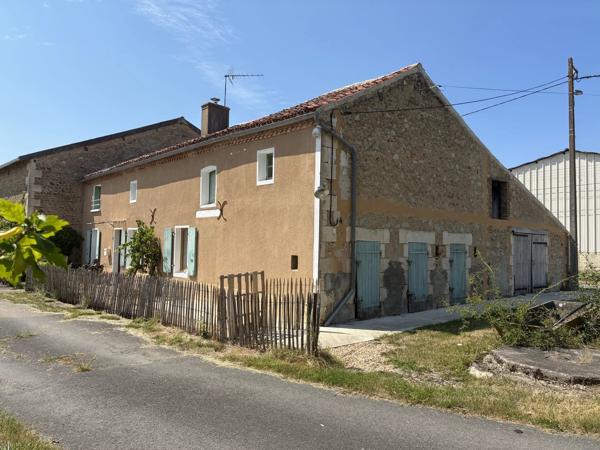 Grande maison de caractère avec dépendances et terrain à Lathus