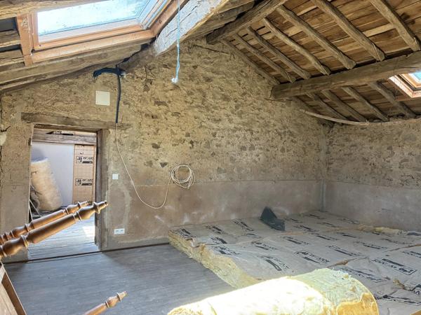 Grande maison de caractère avec dépendances et terrain à Lathus