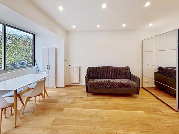 Grand studio refait à neuf, à 2 mn du RER A