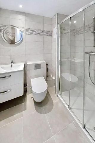 Grand studio refait à neuf, à 2 mn du RER A