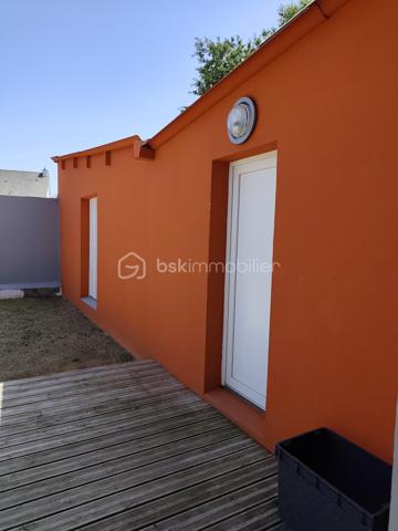 A vendre Maison bord de mer 200m de la Plage dans un endroit très tranquille.
Cette maison de 100m2 proche de la mer a été entièrement rénovée avec de bon matériaux, très bonne isolation, triple vitrage, poêle à granulés, portail électrique de bonne marque.
En bas une grande pièce de vie avec salon, salle à manger, cuisine équipée et aménagée donnant sur une terrasse plein sud (solarium).
Un très grand garage (90m2) pouvant être aménagé par la suite, une place de parking..
A l'étage, 3 chambres dont une en cours de travaux, douche italienne, wc.
Vous pouvez descendre à la plage (200m) ou profiter de  la jolie petite commune avec ses commerces, boucher, boulanger, bar, presse, restaurants, pharmacie, cabinet médical, bus proches.
Endroit très calme, dans une commune pleine de charme, situé dans une impasse.
Entièrement rénovée (triple vitrage, isolation aux normes, poêle à granulés, portail électrique, électricité refaite)
Si vous recherchez sur le secteur de Saint-Laurent de la mer, n'hésitez pas à me contacter.
Hervé Lorans 0610586227
