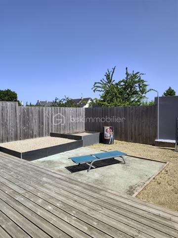 A vendre Maison bord de mer 200m de la Plage dans un endroit très tranquille.
Cette maison de 100m2 proche de la mer a été entièrement rénovée avec de bon matériaux, très bonne isolation, triple vitrage, poêle à granulés, portail électrique de bonne marque.
En bas une grande pièce de vie avec salon, salle à manger, cuisine équipée et aménagée donnant sur une terrasse plein sud (solarium).
Un très grand garage (90m2) pouvant être aménagé par la suite, une place de parking..
A l'étage, 3 chambres dont une en cours de travaux, douche italienne, wc.
Vous pouvez descendre à la plage (200m) ou profiter de  la jolie petite commune avec ses commerces, boucher, boulanger, bar, presse, restaurants, pharmacie, cabinet médical, bus proches.
Endroit très calme, dans une commune pleine de charme, situé dans une impasse.
Entièrement rénovée (triple vitrage, isolation aux normes, poêle à granulés, portail électrique, électricité refaite)
Si vous recherchez sur le secteur de Saint-Laurent de la mer, n'hésitez pas à me contacter.
Hervé Lorans 0610586227