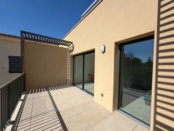 SAINT REMY DE PROVENCE - APPARTEMENT MEUBLE NEUF - TERRASSE - PARKING