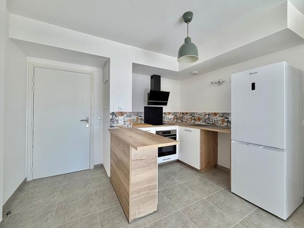 SAINT REMY DE PROVENCE - APPARTEMENT MEUBLE NEUF - TERRASSE - PARKING