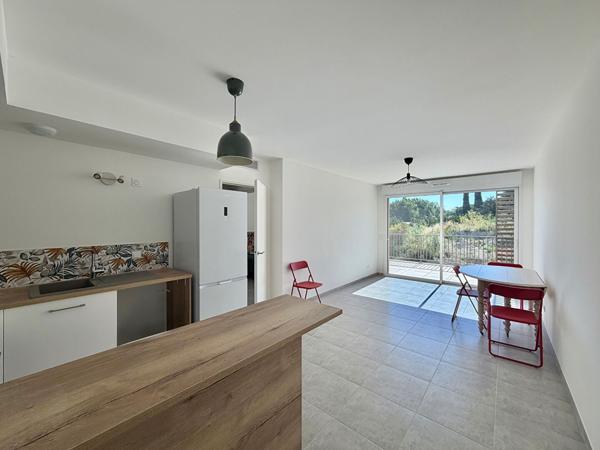 SAINT REMY DE PROVENCE - APPARTEMENT MEUBLE NEUF - TERRASSE - PARKING