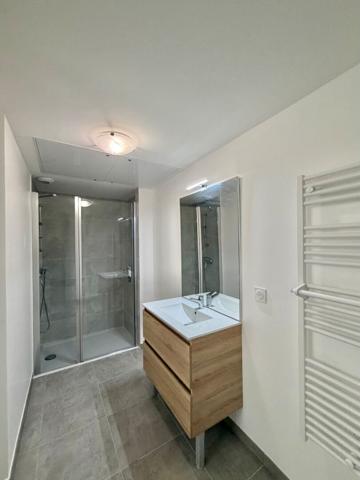 SAINT REMY DE PROVENCE - APPARTEMENT MEUBLE NEUF - TERRASSE - PARKING