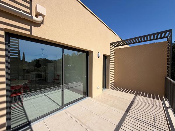 SAINT REMY DE PROVENCE - APPARTEMENT MEUBLE NEUF - TERRASSE - PARKING