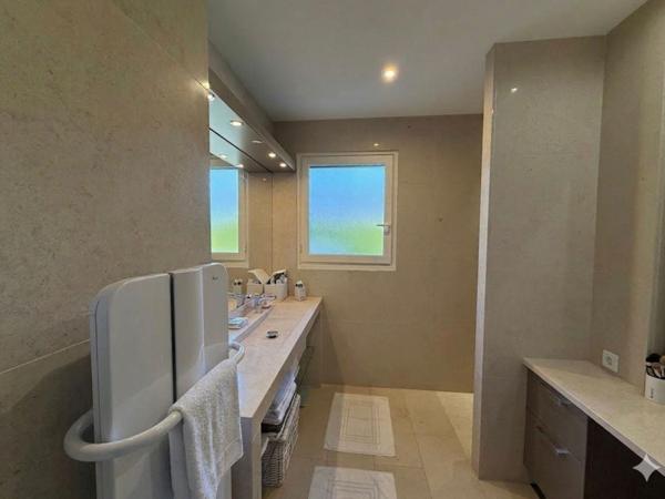 Villa de 125 m2 - 4 chambres de plain pied sur 3000 m2 de terrain arboré - Calme absolu