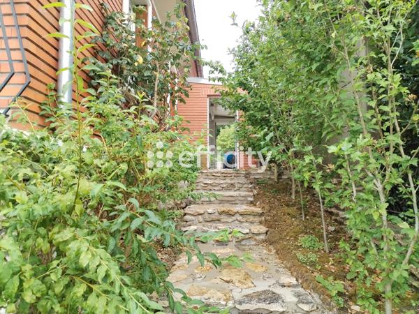 Maison
         8 pièces
        - 190 m² Bien prestige 925 000 € *
