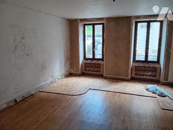 Une maison d'habitation dégradée par les mérules, à restaurer, comprenant :