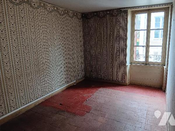 Une maison d'habitation dégradée par les mérules, à restaurer, comprenant :