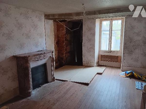 Une maison d'habitation dégradée par les mérules, à restaurer, comprenant :