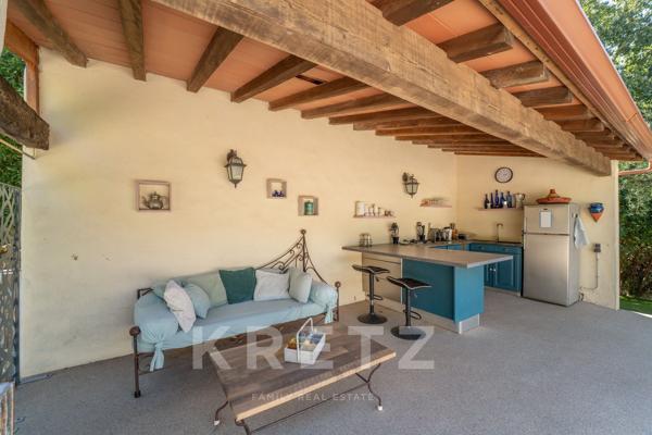 Maison rénovée de 278m2 avec dépendances et piscine dans un écrin de verdure de 3000m2
