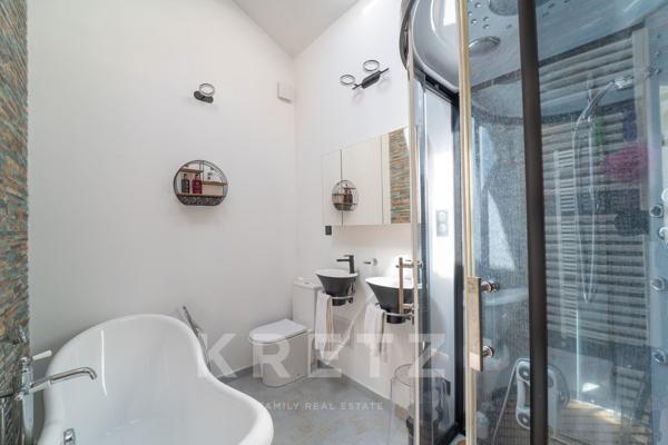 Maison rénovée de 278m2 avec dépendances et piscine dans un écrin de verdure de 3000m2