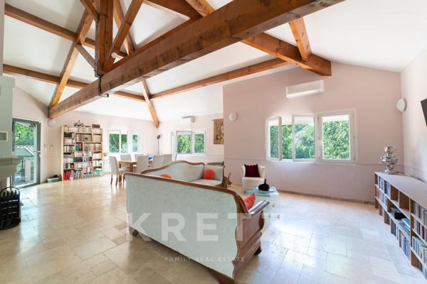 Maison rénovée de 278m2 avec dépendances et piscine dans un écrin de verdure de 3000m2