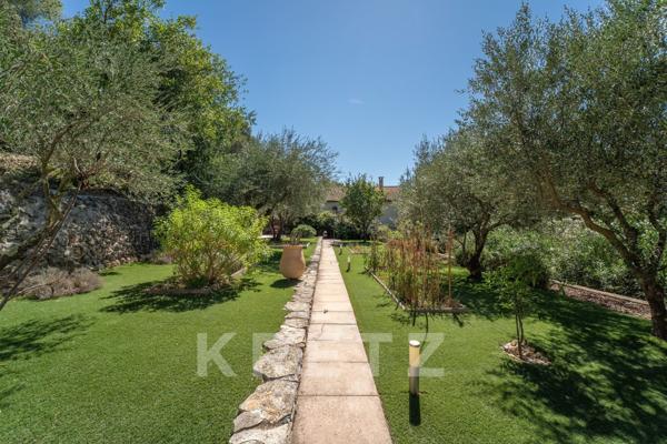 Maison rénovée de 278m2 avec dépendances et piscine dans un écrin de verdure de 3000m2