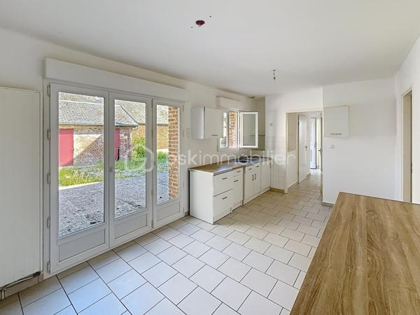 MAISON DE PLAIN PIED , IDEALE INVESTISSEURS OU PRIMO ACCEDANTS

Cette maison a totalement été rénovée et vous offre des commodités de plain pied  ainsi qu' un grenier qui pourra être aménagé .

Très lumineuse, la maison se compose d'une entrée, d'un salon, d'une salle à manger, de deux chambres, d'une cuisine donnant sur la terrasse, d'une salle de bain, de toilettes indépendants et d'une chaufferie et d'une lingerie.
A l'extérieur, vous disposerez d'une cave, d'une cour et  jardin avec petites dépendances.

Le + :  UN TERRAIN DE  700 m2 environ , à 70 m de la maison, pouvant être utilisé en verger ou autre.

Ce bien est très bien isolé et doté de menuiseries PVC double vitrage, volets roulants électriques, manuels et persiennes bois, le chauffage est au fuel, taxe foncière très faible .

Dans un hameau proche des commodités de Ribemont ou Crécy sur Serre, vous profiterez du calme de la campagne .