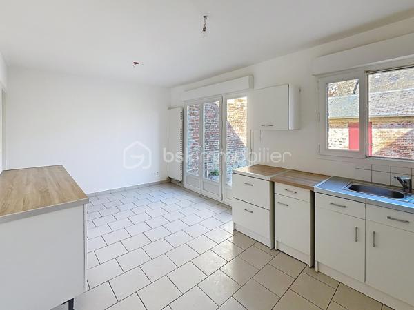 MAISON DE PLAIN PIED , IDEALE INVESTISSEURS OU PRIMO ACCEDANTS

Cette maison a totalement été rénovée et vous offre des commodités de plain pied  ainsi qu' un grenier qui pourra être aménagé .

Très lumineuse, la maison se compose d'une entrée, d'un salon, d'une salle à manger, de deux chambres, d'une cuisine donnant sur la terrasse, d'une salle de bain, de toilettes indépendants et d'une chaufferie et d'une lingerie.
A l'extérieur, vous disposerez d'une cave, d'une cour et  jardin avec petites dépendances.

Le + :  UN TERRAIN DE  700 m2 environ , à 70 m de la maison, pouvant être utilisé en verger ou autre.

Ce bien est très bien isolé et doté de menuiseries PVC double vitrage, volets roulants électriques, manuels et persiennes bois, le chauffage est au fuel, taxe foncière très faible .

Dans un hameau proche des commodités de Ribemont ou Crécy sur Serre, vous profiterez du calme de la campagne .