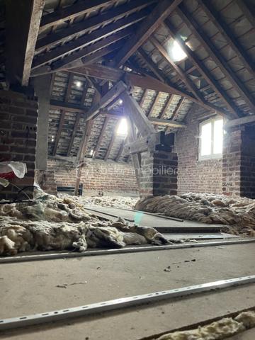 MAISON DE PLAIN PIED , IDEALE INVESTISSEURS OU PRIMO ACCEDANTS

Cette maison a totalement été rénovée et vous offre des commodités de plain pied  ainsi qu' un grenier qui pourra être aménagé .

Très lumineuse, la maison se compose d'une entrée, d'un salon, d'une salle à manger, de deux chambres, d'une cuisine donnant sur la terrasse, d'une salle de bain, de toilettes indépendants et d'une chaufferie et d'une lingerie.
A l'extérieur, vous disposerez d'une cave, d'une cour et  jardin avec petites dépendances.

Le + :  UN TERRAIN DE  700 m2 environ , à 70 m de la maison, pouvant être utilisé en verger ou autre.

Ce bien est très bien isolé et doté de menuiseries PVC double vitrage, volets roulants électriques, manuels et persiennes bois, le chauffage est au fuel, taxe foncière très faible .

Dans un hameau proche des commodités de Ribemont ou Crécy sur Serre, vous profiterez du calme de la campagne .