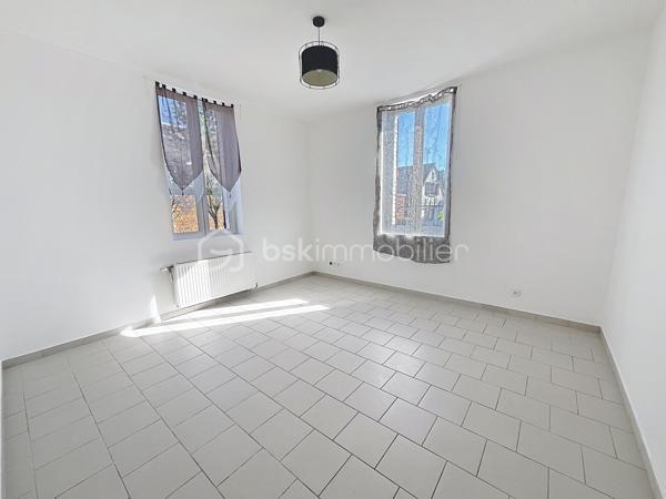MAISON DE PLAIN PIED , IDEALE INVESTISSEURS OU PRIMO ACCEDANTS

Cette maison a totalement été rénovée et vous offre des commodités de plain pied  ainsi qu' un grenier qui pourra être aménagé .

Très lumineuse, la maison se compose d'une entrée, d'un salon, d'une salle à manger, de deux chambres, d'une cuisine donnant sur la terrasse, d'une salle de bain, de toilettes indépendants et d'une chaufferie et d'une lingerie.
A l'extérieur, vous disposerez d'une cave, d'une cour et  jardin avec petites dépendances.

Le + :  UN TERRAIN DE  700 m2 environ , à 70 m de la maison, pouvant être utilisé en verger ou autre.

Ce bien est très bien isolé et doté de menuiseries PVC double vitrage, volets roulants électriques, manuels et persiennes bois, le chauffage est au fuel, taxe foncière très faible .

Dans un hameau proche des commodités de Ribemont ou Crécy sur Serre, vous profiterez du calme de la campagne .
