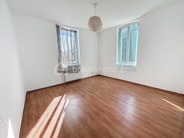 MAISON DE PLAIN PIED , IDEALE INVESTISSEURS OU PRIMO ACCEDANTS

Cette maison a totalement été rénovée et vous offre des commodités de plain pied  ainsi qu' un grenier qui pourra être aménagé .

Très lumineuse, la maison se compose d'une entrée, d'un salon, d'une salle à manger, de deux chambres, d'une cuisine donnant sur la terrasse, d'une salle de bain, de toilettes indépendants et d'une chaufferie et d'une lingerie.
A l'extérieur, vous disposerez d'une cave, d'une cour et  jardin avec petites dépendances.

Le + :  UN TERRAIN DE  700 m2 environ , à 70 m de la maison, pouvant être utilisé en verger ou autre.

Ce bien est très bien isolé et doté de menuiseries PVC double vitrage, volets roulants électriques, manuels et persiennes bois, le chauffage est au fuel, taxe foncière très faible .

Dans un hameau proche des commodités de Ribemont ou Crécy sur Serre, vous profiterez du calme de la campagne .