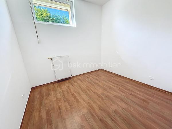 MAISON DE PLAIN PIED , IDEALE INVESTISSEURS OU PRIMO ACCEDANTS

Cette maison a totalement été rénovée et vous offre des commodités de plain pied  ainsi qu' un grenier qui pourra être aménagé .

Très lumineuse, la maison se compose d'une entrée, d'un salon, d'une salle à manger, de deux chambres, d'une cuisine donnant sur la terrasse, d'une salle de bain, de toilettes indépendants et d'une chaufferie et d'une lingerie.
A l'extérieur, vous disposerez d'une cave, d'une cour et  jardin avec petites dépendances.

Le + :  UN TERRAIN DE  700 m2 environ , à 70 m de la maison, pouvant être utilisé en verger ou autre.

Ce bien est très bien isolé et doté de menuiseries PVC double vitrage, volets roulants électriques, manuels et persiennes bois, le chauffage est au fuel, taxe foncière très faible .

Dans un hameau proche des commodités de Ribemont ou Crécy sur Serre, vous profiterez du calme de la campagne .