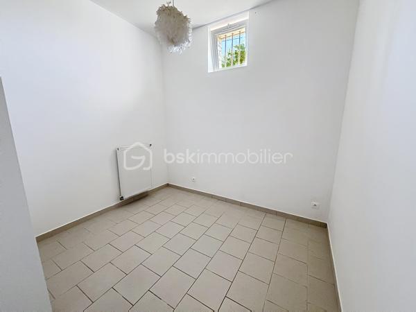 MAISON DE PLAIN PIED , IDEALE INVESTISSEURS OU PRIMO ACCEDANTS

Cette maison a totalement été rénovée et vous offre des commodités de plain pied  ainsi qu' un grenier qui pourra être aménagé .

Très lumineuse, la maison se compose d'une entrée, d'un salon, d'une salle à manger, de deux chambres, d'une cuisine donnant sur la terrasse, d'une salle de bain, de toilettes indépendants et d'une chaufferie et d'une lingerie.
A l'extérieur, vous disposerez d'une cave, d'une cour et  jardin avec petites dépendances.

Le + :  UN TERRAIN DE  700 m2 environ , à 70 m de la maison, pouvant être utilisé en verger ou autre.

Ce bien est très bien isolé et doté de menuiseries PVC double vitrage, volets roulants électriques, manuels et persiennes bois, le chauffage est au fuel, taxe foncière très faible .

Dans un hameau proche des commodités de Ribemont ou Crécy sur Serre, vous profiterez du calme de la campagne .