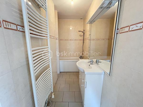 MAISON DE PLAIN PIED , IDEALE INVESTISSEURS OU PRIMO ACCEDANTS

Cette maison a totalement été rénovée et vous offre des commodités de plain pied  ainsi qu' un grenier qui pourra être aménagé .

Très lumineuse, la maison se compose d'une entrée, d'un salon, d'une salle à manger, de deux chambres, d'une cuisine donnant sur la terrasse, d'une salle de bain, de toilettes indépendants et d'une chaufferie et d'une lingerie.
A l'extérieur, vous disposerez d'une cave, d'une cour et  jardin avec petites dépendances.

Le + :  UN TERRAIN DE  700 m2 environ , à 70 m de la maison, pouvant être utilisé en verger ou autre.

Ce bien est très bien isolé et doté de menuiseries PVC double vitrage, volets roulants électriques, manuels et persiennes bois, le chauffage est au fuel, taxe foncière très faible .

Dans un hameau proche des commodités de Ribemont ou Crécy sur Serre, vous profiterez du calme de la campagne .