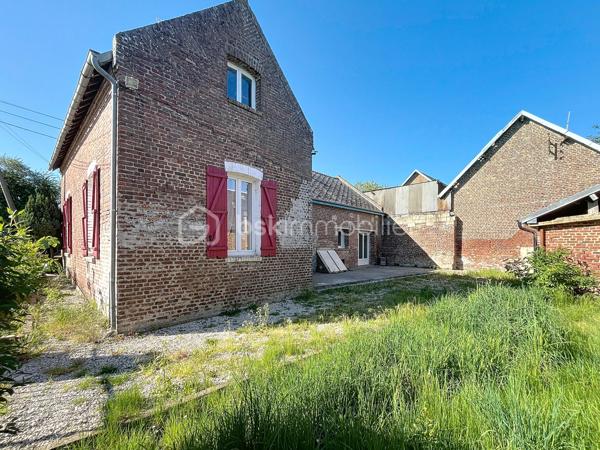 MAISON DE PLAIN PIED , IDEALE INVESTISSEURS OU PRIMO ACCEDANTS

Cette maison a totalement été rénovée et vous offre des commodités de plain pied  ainsi qu' un grenier qui pourra être aménagé .

Très lumineuse, la maison se compose d'une entrée, d'un salon, d'une salle à manger, de deux chambres, d'une cuisine donnant sur la terrasse, d'une salle de bain, de toilettes indépendants et d'une chaufferie et d'une lingerie.
A l'extérieur, vous disposerez d'une cave, d'une cour et  jardin avec petites dépendances.

Le + :  UN TERRAIN DE  700 m2 environ , à 70 m de la maison, pouvant être utilisé en verger ou autre.

Ce bien est très bien isolé et doté de menuiseries PVC double vitrage, volets roulants électriques, manuels et persiennes bois, le chauffage est au fuel, taxe foncière très faible .

Dans un hameau proche des commodités de Ribemont ou Crécy sur Serre, vous profiterez du calme de la campagne .