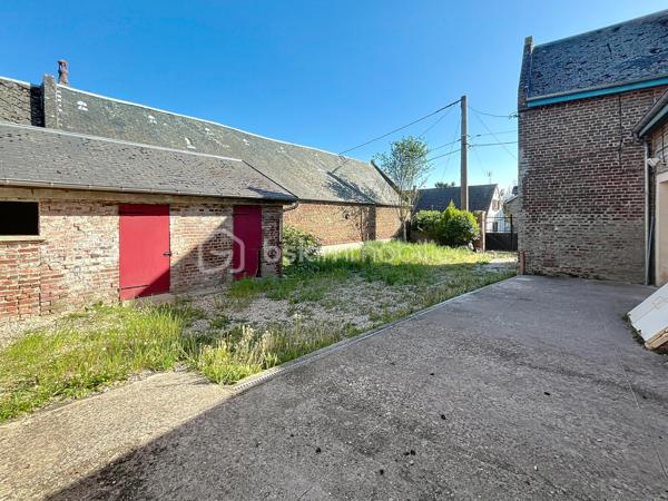 MAISON DE PLAIN PIED , IDEALE INVESTISSEURS OU PRIMO ACCEDANTS

Cette maison a totalement été rénovée et vous offre des commodités de plain pied  ainsi qu' un grenier qui pourra être aménagé .

Très lumineuse, la maison se compose d'une entrée, d'un salon, d'une salle à manger, de deux chambres, d'une cuisine donnant sur la terrasse, d'une salle de bain, de toilettes indépendants et d'une chaufferie et d'une lingerie.
A l'extérieur, vous disposerez d'une cave, d'une cour et  jardin avec petites dépendances.

Le + :  UN TERRAIN DE  700 m2 environ , à 70 m de la maison, pouvant être utilisé en verger ou autre.

Ce bien est très bien isolé et doté de menuiseries PVC double vitrage, volets roulants électriques, manuels et persiennes bois, le chauffage est au fuel, taxe foncière très faible .

Dans un hameau proche des commodités de Ribemont ou Crécy sur Serre, vous profiterez du calme de la campagne .