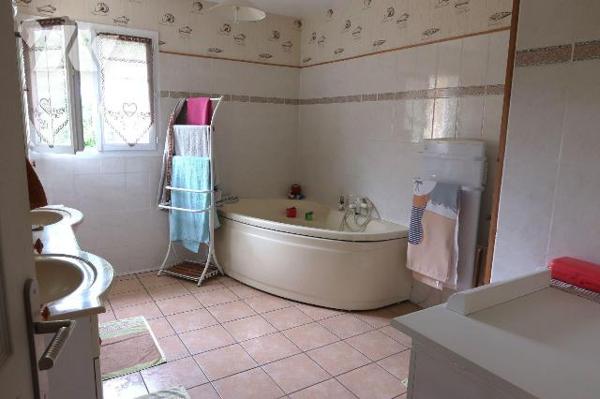 S/terrain de 4.920m2, PAVILLON en très bon état, construit en 2001, env. 155m2 hab., comprenant...