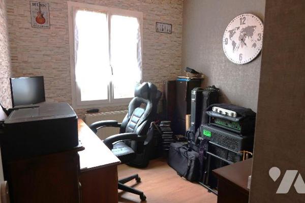 S/terrain de 4.920m2, PAVILLON en très bon état, construit en 2001, env. 155m2 hab., comprenant...