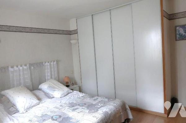 S/terrain de 4.920m2, PAVILLON en très bon état, construit en 2001, env. 155m2 hab., comprenant...