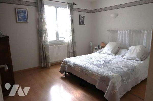 S/terrain de 4.920m2, PAVILLON en très bon état, construit en 2001, env. 155m2 hab., comprenant...