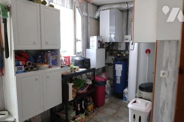 S/terrain de 4.920m2, PAVILLON en très bon état, construit en 2001, env. 155m2 hab., comprenant...