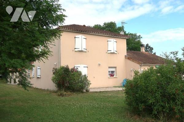 S/terrain de 4.920m2, PAVILLON en très bon état, construit en 2001, env. 155m2 hab., comprenant...