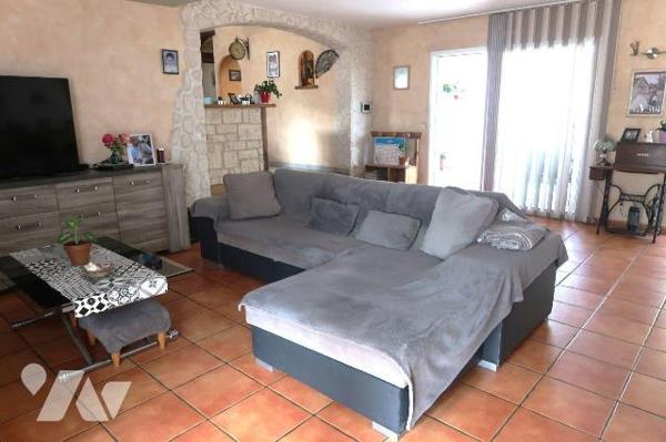 S/terrain de 4.920m2, PAVILLON en très bon état, construit en 2001, env. 155m2 hab., comprenant...