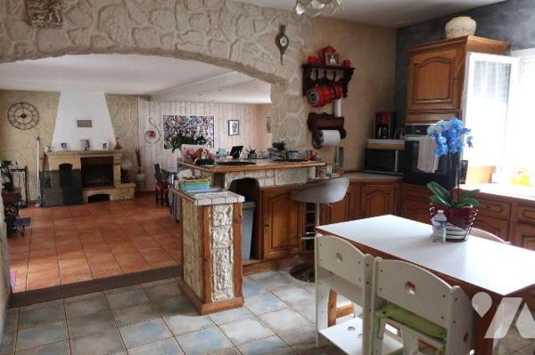 S/terrain de 4.920m2, PAVILLON en très bon état, construit en 2001, env. 155m2 hab., comprenant...